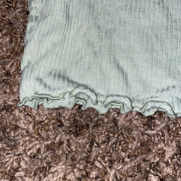 Ruffled bottom - Picture 2 of 4